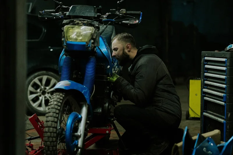 Mechanik pracujacy w warsztacie